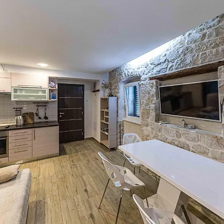 Lovely Apartment In Slatine With Wifi * Slatine
