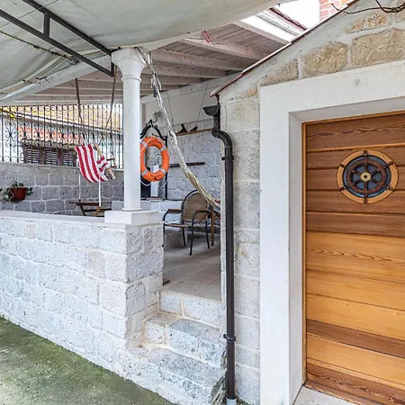 Lovely Apartment In Slatine With Wifi *