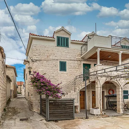 Lovely Apartment In Slatine With Wifi *